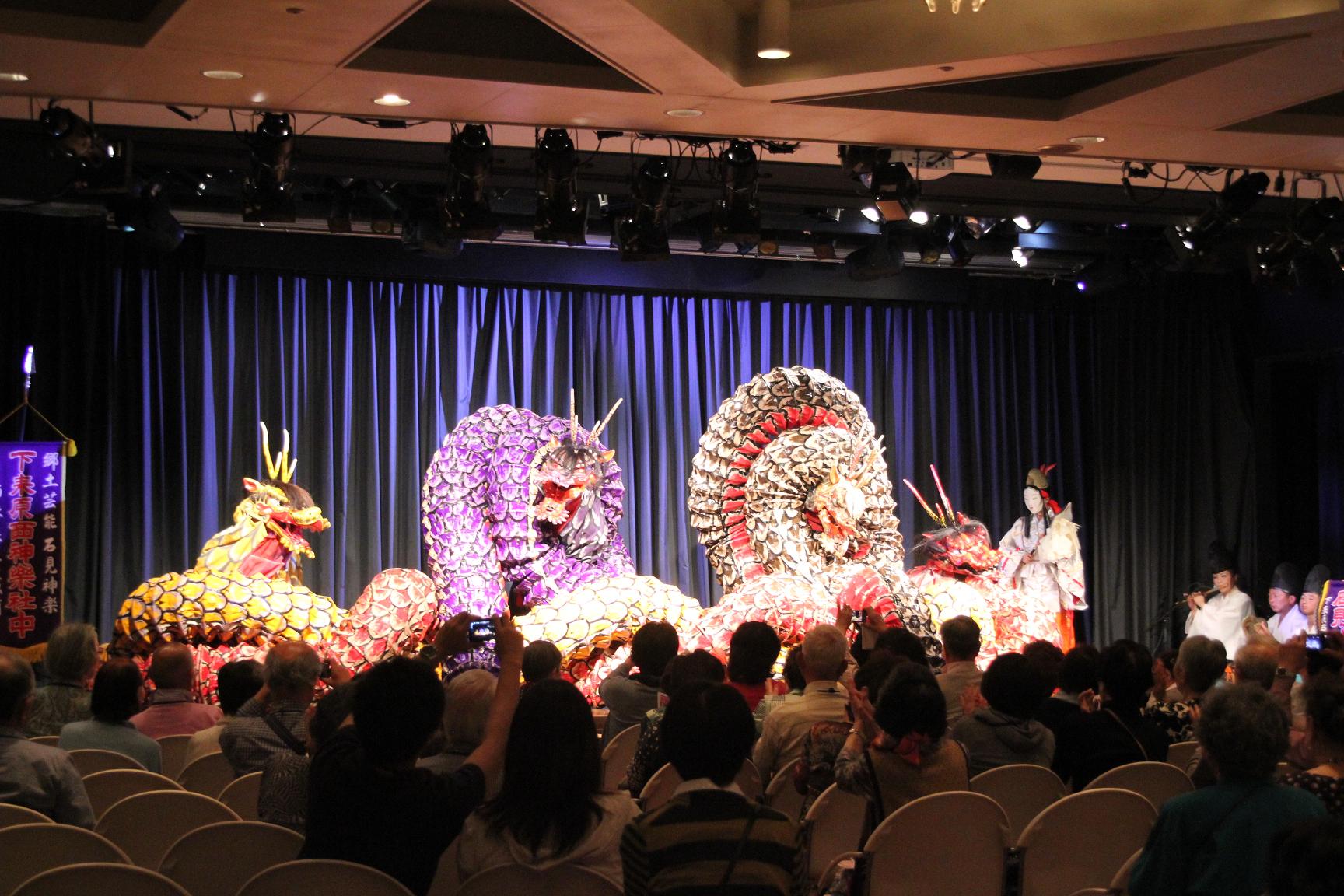 船内で神楽上演
